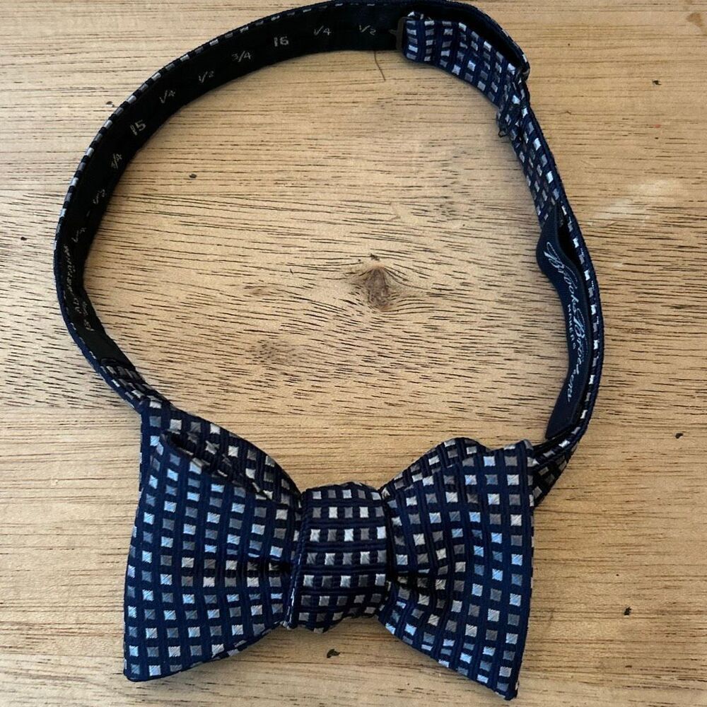Brooks brothers black and silver print standard  bow tie 100% silk